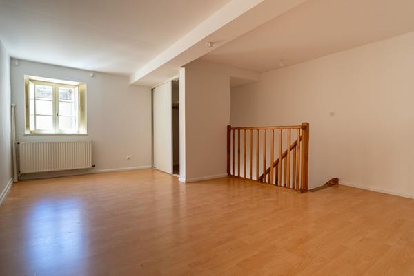 CARCASSONNE – BASTIDE ST LOUIS – A louer DUPLEX T4 88m² traversant et rénové avec vue sur cour