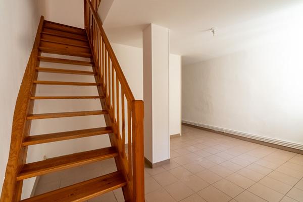 CARCASSONNE – BASTIDE ST LOUIS – A louer DUPLEX T4 88m² traversant et rénové avec vue sur cour