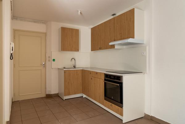 CARCASSONNE – BASTIDE ST LOUIS – A louer DUPLEX T4 88m² traversant et rénové avec vue sur cour