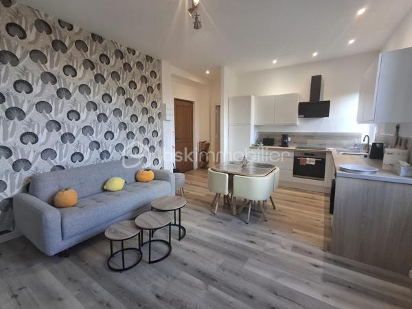 DIEPPE  CENTRE ET PLAGE À 2 KM – 
APPARTEMENT F3 ENTIÈREMENT REFAIT A NEUF, VENDU ENTIEREMENT MEUBLÉ ET ÉQUIPÉ 

Situé au sein de la résidence de caractère ROSENDAL, au 5ème étage avec ascenseur, cet appartement F3 de 53 m² réunit de nombreux atouts pour concrétiser votre projet d’achat soit pour une nouvelle résidence principale, une résidence secondaire proche de la mer ou un projet d’investissement locatif rentable.

Entièrement rénové par des artisans, cet appartement vous séduira par sa luminosité, sa vue dégagée et la qualité de ses prestations. Il est vendu entièrement meublé et équipé, conformément à sa présentation.

L'appartement se compose de :
•	Une agréable pièce de vie avec séjour et salon
•	Une cuisine ouverte, aménagée et entièrement équipée
•	Deux grandes chambres
•	Une salle d'eau avec douche à l'italienne
•	Un WC indépendant
•	Une cave privative

Les prestations complémentaires :
•	Double vitrage neuf
•	Volets roulants électriques
•	Électricité entièrement refaite
•	VMC
•	Chauffage individuel électrique
•	Résidence avec ascenseur
•	Cave privative

Un appartement prêt à vivre… ou prêt à exploiter en locatif, sans travaux ni investissement supplémentaire en mobilier.
Vous souhaitez développer une activité de location meublée touristique ou proposer un hébergement confortable à des professionnels en déplacement ? C'est possible !

Pas de procédure en cours dans la copropriété.  Travaux importants réalisés ou votés récemment ( ravalement façade côté Est, réfection complète des parties communes ).

Contactez-moi dès maintenant pour obtenir davantage d'informations et organiser une visite.

Cécile LECLERC
BSKIMMOBILIER – Dieppe et sa région
Tél : 06 89 96 20 74
Mail : c.leclerc@bskimmobilier.com