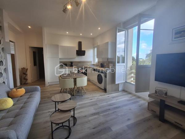 DIEPPE  CENTRE ET PLAGE À 2 KM – 
APPARTEMENT F3 ENTIÈREMENT REFAIT A NEUF, VENDU ENTIEREMENT MEUBLÉ ET ÉQUIPÉ 

Situé au sein de la résidence de caractère ROSENDAL, au 5ème étage avec ascenseur, cet appartement F3 de 53 m² réunit de nombreux atouts pour concrétiser votre projet d’achat soit pour une nouvelle résidence principale, une résidence secondaire proche de la mer ou un projet d’investissement locatif rentable.

Entièrement rénové par des artisans, cet appartement vous séduira par sa luminosité, sa vue dégagée et la qualité de ses prestations. Il est vendu entièrement meublé et équipé, conformément à sa présentation.

L'appartement se compose de :
•	Une agréable pièce de vie avec séjour et salon
•	Une cuisine ouverte, aménagée et entièrement équipée
•	Deux grandes chambres
•	Une salle d'eau avec douche à l'italienne
•	Un WC indépendant
•	Une cave privative

Les prestations complémentaires :
•	Double vitrage neuf
•	Volets roulants électriques
•	Électricité entièrement refaite
•	VMC
•	Chauffage individuel électrique
•	Résidence avec ascenseur
•	Cave privative

Un appartement prêt à vivre… ou prêt à exploiter en locatif, sans travaux ni investissement supplémentaire en mobilier.
Vous souhaitez développer une activité de location meublée touristique ou proposer un hébergement confortable à des professionnels en déplacement ? C'est possible !

Pas de procédure en cours dans la copropriété.  Travaux importants réalisés ou votés récemment ( ravalement façade côté Est, réfection complète des parties communes ).

Contactez-moi dès maintenant pour obtenir davantage d'informations et organiser une visite.

Cécile LECLERC
BSKIMMOBILIER – Dieppe et sa région
Tél : 06 89 96 20 74
Mail : c.leclerc@bskimmobilier.com