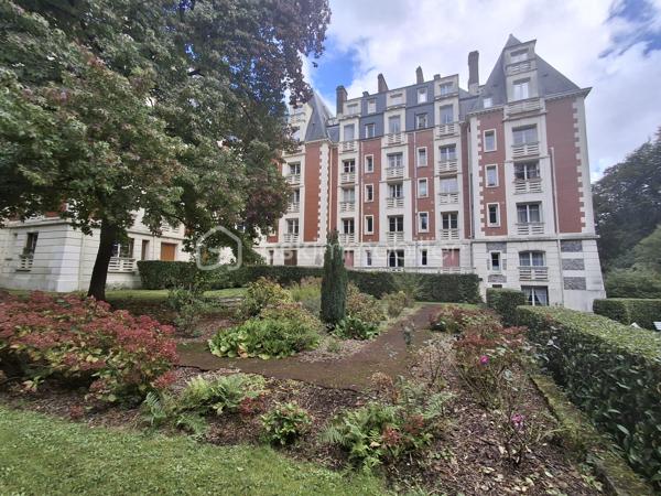 DIEPPE  CENTRE ET PLAGE À 2 KM – 
APPARTEMENT F3 ENTIÈREMENT REFAIT A NEUF, VENDU ENTIEREMENT MEUBLÉ ET ÉQUIPÉ 

Situé au sein de la résidence de caractère ROSENDAL, au 5ème étage avec ascenseur, cet appartement F3 de 53 m² réunit de nombreux atouts pour concrétiser votre projet d’achat soit pour une nouvelle résidence principale, une résidence secondaire proche de la mer ou un projet d’investissement locatif rentable.

Entièrement rénové par des artisans, cet appartement vous séduira par sa luminosité, sa vue dégagée et la qualité de ses prestations. Il est vendu entièrement meublé et équipé, conformément à sa présentation.

L'appartement se compose de :
•	Une agréable pièce de vie avec séjour et salon
•	Une cuisine ouverte, aménagée et entièrement équipée
•	Deux grandes chambres
•	Une salle d'eau avec douche à l'italienne
•	Un WC indépendant
•	Une cave privative

Les prestations complémentaires :
•	Double vitrage neuf
•	Volets roulants électriques
•	Électricité entièrement refaite
•	VMC
•	Chauffage individuel électrique
•	Résidence avec ascenseur
•	Cave privative

Un appartement prêt à vivre… ou prêt à exploiter en locatif, sans travaux ni investissement supplémentaire en mobilier.
Vous souhaitez développer une activité de location meublée touristique ou proposer un hébergement confortable à des professionnels en déplacement ? C'est possible !

Pas de procédure en cours dans la copropriété.  Travaux importants réalisés ou votés récemment ( ravalement façade côté Est, réfection complète des parties communes ).

Contactez-moi dès maintenant pour obtenir davantage d'informations et organiser une visite.

Cécile LECLERC
BSKIMMOBILIER – Dieppe et sa région
Tél : 06 89 96 20 74
Mail : c.leclerc@bskimmobilier.com