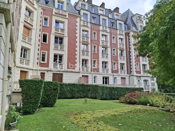 DIEPPE  CENTRE ET PLAGE À 2 KM – 
APPARTEMENT F3 ENTIÈREMENT REFAIT A NEUF, VENDU ENTIEREMENT MEUBLÉ ET ÉQUIPÉ 

Situé au sein de la résidence de caractère ROSENDAL, au 5ème étage avec ascenseur, cet appartement F3 de 53 m² réunit de nombreux atouts pour concrétiser votre projet d’achat soit pour une nouvelle résidence principale, une résidence secondaire proche de la mer ou un projet d’investissement locatif rentable.

Entièrement rénové par des artisans, cet appartement vous séduira par sa luminosité, sa vue dégagée et la qualité de ses prestations. Il est vendu entièrement meublé et équipé, conformément à sa présentation.

L'appartement se compose de :
•	Une agréable pièce de vie avec séjour et salon
•	Une cuisine ouverte, aménagée et entièrement équipée
•	Deux grandes chambres
•	Une salle d'eau avec douche à l'italienne
•	Un WC indépendant
•	Une cave privative

Les prestations complémentaires :
•	Double vitrage neuf
•	Volets roulants électriques
•	Électricité entièrement refaite
•	VMC
•	Chauffage individuel électrique
•	Résidence avec ascenseur
•	Cave privative

Un appartement prêt à vivre… ou prêt à exploiter en locatif, sans travaux ni investissement supplémentaire en mobilier.
Vous souhaitez développer une activité de location meublée touristique ou proposer un hébergement confortable à des professionnels en déplacement ? C'est possible !

Pas de procédure en cours dans la copropriété.  Travaux importants réalisés ou votés récemment ( ravalement façade côté Est, réfection complète des parties communes ).

Contactez-moi dès maintenant pour obtenir davantage d'informations et organiser une visite.

Cécile LECLERC
BSKIMMOBILIER – Dieppe et sa région
Tél : 06 89 96 20 74
Mail : c.leclerc@bskimmobilier.com