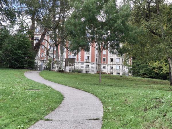 DIEPPE  CENTRE ET PLAGE À 2 KM – 
APPARTEMENT F3 ENTIÈREMENT REFAIT A NEUF, VENDU ENTIEREMENT MEUBLÉ ET ÉQUIPÉ 

Situé au sein de la résidence de caractère ROSENDAL, au 5ème étage avec ascenseur, cet appartement F3 de 53 m² réunit de nombreux atouts pour concrétiser votre projet d’achat soit pour une nouvelle résidence principale, une résidence secondaire proche de la mer ou un projet d’investissement locatif rentable.

Entièrement rénové par des artisans, cet appartement vous séduira par sa luminosité, sa vue dégagée et la qualité de ses prestations. Il est vendu entièrement meublé et équipé, conformément à sa présentation.

L'appartement se compose de :
•	Une agréable pièce de vie avec séjour et salon
•	Une cuisine ouverte, aménagée et entièrement équipée
•	Deux grandes chambres
•	Une salle d'eau avec douche à l'italienne
•	Un WC indépendant
•	Une cave privative

Les prestations complémentaires :
•	Double vitrage neuf
•	Volets roulants électriques
•	Électricité entièrement refaite
•	VMC
•	Chauffage individuel électrique
•	Résidence avec ascenseur
•	Cave privative

Un appartement prêt à vivre… ou prêt à exploiter en locatif, sans travaux ni investissement supplémentaire en mobilier.
Vous souhaitez développer une activité de location meublée touristique ou proposer un hébergement confortable à des professionnels en déplacement ? C'est possible !

Pas de procédure en cours dans la copropriété.  Travaux importants réalisés ou votés récemment ( ravalement façade côté Est, réfection complète des parties communes ).

Contactez-moi dès maintenant pour obtenir davantage d'informations et organiser une visite.

Cécile LECLERC
BSKIMMOBILIER – Dieppe et sa région
Tél : 06 89 96 20 74
Mail : c.leclerc@bskimmobilier.com