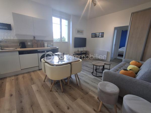 DIEPPE  CENTRE ET PLAGE À 2 KM – 
APPARTEMENT F3 ENTIÈREMENT REFAIT A NEUF, VENDU ENTIEREMENT MEUBLÉ ET ÉQUIPÉ 

Situé au sein de la résidence de caractère ROSENDAL, au 5ème étage avec ascenseur, cet appartement F3 de 53 m² réunit de nombreux atouts pour concrétiser votre projet d’achat soit pour une nouvelle résidence principale, une résidence secondaire proche de la mer ou un projet d’investissement locatif rentable.

Entièrement rénové par des artisans, cet appartement vous séduira par sa luminosité, sa vue dégagée et la qualité de ses prestations. Il est vendu entièrement meublé et équipé, conformément à sa présentation.

L'appartement se compose de :
•	Une agréable pièce de vie avec séjour et salon
•	Une cuisine ouverte, aménagée et entièrement équipée
•	Deux grandes chambres
•	Une salle d'eau avec douche à l'italienne
•	Un WC indépendant
•	Une cave privative

Les prestations complémentaires :
•	Double vitrage neuf
•	Volets roulants électriques
•	Électricité entièrement refaite
•	VMC
•	Chauffage individuel électrique
•	Résidence avec ascenseur
•	Cave privative

Un appartement prêt à vivre… ou prêt à exploiter en locatif, sans travaux ni investissement supplémentaire en mobilier.
Vous souhaitez développer une activité de location meublée touristique ou proposer un hébergement confortable à des professionnels en déplacement ? C'est possible !

Pas de procédure en cours dans la copropriété.  Travaux importants réalisés ou votés récemment ( ravalement façade côté Est, réfection complète des parties communes ).

Contactez-moi dès maintenant pour obtenir davantage d'informations et organiser une visite.

Cécile LECLERC
BSKIMMOBILIER – Dieppe et sa région
Tél : 06 89 96 20 74
Mail : c.leclerc@bskimmobilier.com