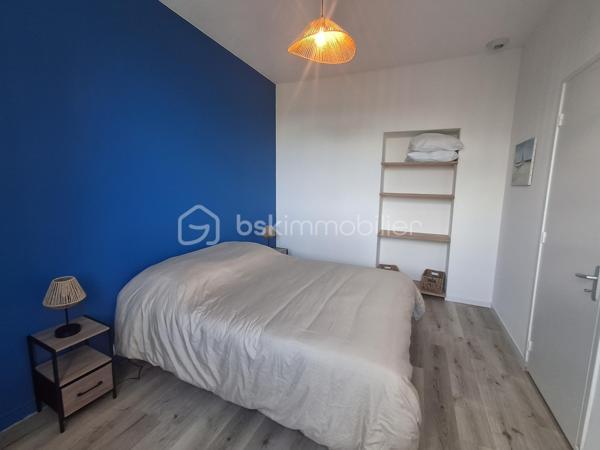 DIEPPE  CENTRE ET PLAGE À 2 KM – 
APPARTEMENT F3 ENTIÈREMENT REFAIT A NEUF, VENDU ENTIEREMENT MEUBLÉ ET ÉQUIPÉ 

Situé au sein de la résidence de caractère ROSENDAL, au 5ème étage avec ascenseur, cet appartement F3 de 53 m² réunit de nombreux atouts pour concrétiser votre projet d’achat soit pour une nouvelle résidence principale, une résidence secondaire proche de la mer ou un projet d’investissement locatif rentable.

Entièrement rénové par des artisans, cet appartement vous séduira par sa luminosité, sa vue dégagée et la qualité de ses prestations. Il est vendu entièrement meublé et équipé, conformément à sa présentation.

L'appartement se compose de :
•	Une agréable pièce de vie avec séjour et salon
•	Une cuisine ouverte, aménagée et entièrement équipée
•	Deux grandes chambres
•	Une salle d'eau avec douche à l'italienne
•	Un WC indépendant
•	Une cave privative

Les prestations complémentaires :
•	Double vitrage neuf
•	Volets roulants électriques
•	Électricité entièrement refaite
•	VMC
•	Chauffage individuel électrique
•	Résidence avec ascenseur
•	Cave privative

Un appartement prêt à vivre… ou prêt à exploiter en locatif, sans travaux ni investissement supplémentaire en mobilier.
Vous souhaitez développer une activité de location meublée touristique ou proposer un hébergement confortable à des professionnels en déplacement ? C'est possible !

Pas de procédure en cours dans la copropriété.  Travaux importants réalisés ou votés récemment ( ravalement façade côté Est, réfection complète des parties communes ).

Contactez-moi dès maintenant pour obtenir davantage d'informations et organiser une visite.

Cécile LECLERC
BSKIMMOBILIER – Dieppe et sa région
Tél : 06 89 96 20 74
Mail : c.leclerc@bskimmobilier.com