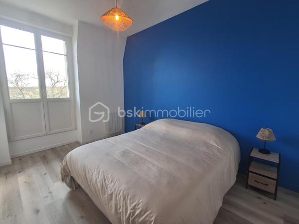 DIEPPE  CENTRE ET PLAGE À 2 KM – 
APPARTEMENT F3 ENTIÈREMENT REFAIT A NEUF, VENDU ENTIEREMENT MEUBLÉ ET ÉQUIPÉ 

Situé au sein de la résidence de caractère ROSENDAL, au 5ème étage avec ascenseur, cet appartement F3 de 53 m² réunit de nombreux atouts pour concrétiser votre projet d’achat soit pour une nouvelle résidence principale, une résidence secondaire proche de la mer ou un projet d’investissement locatif rentable.

Entièrement rénové par des artisans, cet appartement vous séduira par sa luminosité, sa vue dégagée et la qualité de ses prestations. Il est vendu entièrement meublé et équipé, conformément à sa présentation.

L'appartement se compose de :
•	Une agréable pièce de vie avec séjour et salon
•	Une cuisine ouverte, aménagée et entièrement équipée
•	Deux grandes chambres
•	Une salle d'eau avec douche à l'italienne
•	Un WC indépendant
•	Une cave privative

Les prestations complémentaires :
•	Double vitrage neuf
•	Volets roulants électriques
•	Électricité entièrement refaite
•	VMC
•	Chauffage individuel électrique
•	Résidence avec ascenseur
•	Cave privative

Un appartement prêt à vivre… ou prêt à exploiter en locatif, sans travaux ni investissement supplémentaire en mobilier.
Vous souhaitez développer une activité de location meublée touristique ou proposer un hébergement confortable à des professionnels en déplacement ? C'est possible !

Pas de procédure en cours dans la copropriété.  Travaux importants réalisés ou votés récemment ( ravalement façade côté Est, réfection complète des parties communes ).

Contactez-moi dès maintenant pour obtenir davantage d'informations et organiser une visite.

Cécile LECLERC
BSKIMMOBILIER – Dieppe et sa région
Tél : 06 89 96 20 74
Mail : c.leclerc@bskimmobilier.com