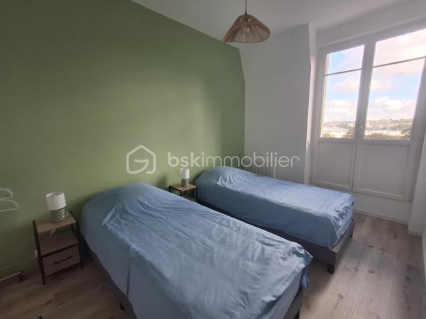 DIEPPE  CENTRE ET PLAGE À 2 KM – 
APPARTEMENT F3 ENTIÈREMENT REFAIT A NEUF, VENDU ENTIEREMENT MEUBLÉ ET ÉQUIPÉ 

Situé au sein de la résidence de caractère ROSENDAL, au 5ème étage avec ascenseur, cet appartement F3 de 53 m² réunit de nombreux atouts pour concrétiser votre projet d’achat soit pour une nouvelle résidence principale, une résidence secondaire proche de la mer ou un projet d’investissement locatif rentable.

Entièrement rénové par des artisans, cet appartement vous séduira par sa luminosité, sa vue dégagée et la qualité de ses prestations. Il est vendu entièrement meublé et équipé, conformément à sa présentation.

L'appartement se compose de :
•	Une agréable pièce de vie avec séjour et salon
•	Une cuisine ouverte, aménagée et entièrement équipée
•	Deux grandes chambres
•	Une salle d'eau avec douche à l'italienne
•	Un WC indépendant
•	Une cave privative

Les prestations complémentaires :
•	Double vitrage neuf
•	Volets roulants électriques
•	Électricité entièrement refaite
•	VMC
•	Chauffage individuel électrique
•	Résidence avec ascenseur
•	Cave privative

Un appartement prêt à vivre… ou prêt à exploiter en locatif, sans travaux ni investissement supplémentaire en mobilier.
Vous souhaitez développer une activité de location meublée touristique ou proposer un hébergement confortable à des professionnels en déplacement ? C'est possible !

Pas de procédure en cours dans la copropriété.  Travaux importants réalisés ou votés récemment ( ravalement façade côté Est, réfection complète des parties communes ).

Contactez-moi dès maintenant pour obtenir davantage d'informations et organiser une visite.

Cécile LECLERC
BSKIMMOBILIER – Dieppe et sa région
Tél : 06 89 96 20 74
Mail : c.leclerc@bskimmobilier.com