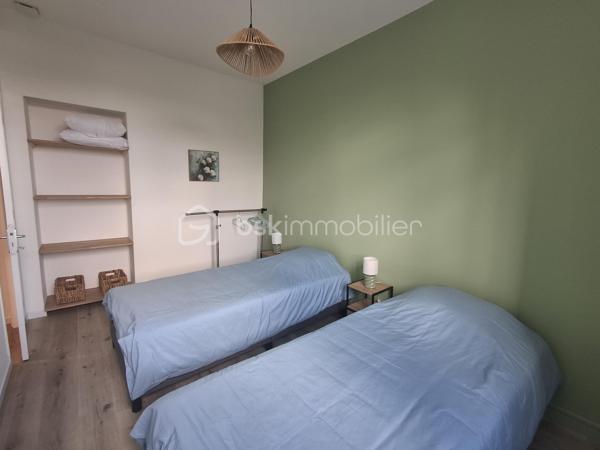 DIEPPE  CENTRE ET PLAGE À 2 KM – 
APPARTEMENT F3 ENTIÈREMENT REFAIT A NEUF, VENDU ENTIEREMENT MEUBLÉ ET ÉQUIPÉ 

Situé au sein de la résidence de caractère ROSENDAL, au 5ème étage avec ascenseur, cet appartement F3 de 53 m² réunit de nombreux atouts pour concrétiser votre projet d’achat soit pour une nouvelle résidence principale, une résidence secondaire proche de la mer ou un projet d’investissement locatif rentable.

Entièrement rénové par des artisans, cet appartement vous séduira par sa luminosité, sa vue dégagée et la qualité de ses prestations. Il est vendu entièrement meublé et équipé, conformément à sa présentation.

L'appartement se compose de :
•	Une agréable pièce de vie avec séjour et salon
•	Une cuisine ouverte, aménagée et entièrement équipée
•	Deux grandes chambres
•	Une salle d'eau avec douche à l'italienne
•	Un WC indépendant
•	Une cave privative

Les prestations complémentaires :
•	Double vitrage neuf
•	Volets roulants électriques
•	Électricité entièrement refaite
•	VMC
•	Chauffage individuel électrique
•	Résidence avec ascenseur
•	Cave privative

Un appartement prêt à vivre… ou prêt à exploiter en locatif, sans travaux ni investissement supplémentaire en mobilier.
Vous souhaitez développer une activité de location meublée touristique ou proposer un hébergement confortable à des professionnels en déplacement ? C'est possible !

Pas de procédure en cours dans la copropriété.  Travaux importants réalisés ou votés récemment ( ravalement façade côté Est, réfection complète des parties communes ).

Contactez-moi dès maintenant pour obtenir davantage d'informations et organiser une visite.

Cécile LECLERC
BSKIMMOBILIER – Dieppe et sa région
Tél : 06 89 96 20 74
Mail : c.leclerc@bskimmobilier.com