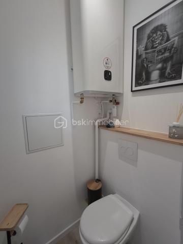 DIEPPE  CENTRE ET PLAGE À 2 KM – 
APPARTEMENT F3 ENTIÈREMENT REFAIT A NEUF, VENDU ENTIEREMENT MEUBLÉ ET ÉQUIPÉ 

Situé au sein de la résidence de caractère ROSENDAL, au 5ème étage avec ascenseur, cet appartement F3 de 53 m² réunit de nombreux atouts pour concrétiser votre projet d’achat soit pour une nouvelle résidence principale, une résidence secondaire proche de la mer ou un projet d’investissement locatif rentable.

Entièrement rénové par des artisans, cet appartement vous séduira par sa luminosité, sa vue dégagée et la qualité de ses prestations. Il est vendu entièrement meublé et équipé, conformément à sa présentation.

L'appartement se compose de :
•	Une agréable pièce de vie avec séjour et salon
•	Une cuisine ouverte, aménagée et entièrement équipée
•	Deux grandes chambres
•	Une salle d'eau avec douche à l'italienne
•	Un WC indépendant
•	Une cave privative

Les prestations complémentaires :
•	Double vitrage neuf
•	Volets roulants électriques
•	Électricité entièrement refaite
•	VMC
•	Chauffage individuel électrique
•	Résidence avec ascenseur
•	Cave privative

Un appartement prêt à vivre… ou prêt à exploiter en locatif, sans travaux ni investissement supplémentaire en mobilier.
Vous souhaitez développer une activité de location meublée touristique ou proposer un hébergement confortable à des professionnels en déplacement ? C'est possible !

Pas de procédure en cours dans la copropriété.  Travaux importants réalisés ou votés récemment ( ravalement façade côté Est, réfection complète des parties communes ).

Contactez-moi dès maintenant pour obtenir davantage d'informations et organiser une visite.

Cécile LECLERC
BSKIMMOBILIER – Dieppe et sa région
Tél : 06 89 96 20 74
Mail : c.leclerc@bskimmobilier.com