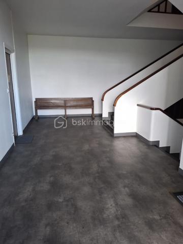 DIEPPE  CENTRE ET PLAGE À 2 KM – 
APPARTEMENT F3 ENTIÈREMENT REFAIT A NEUF, VENDU ENTIEREMENT MEUBLÉ ET ÉQUIPÉ 

Situé au sein de la résidence de caractère ROSENDAL, au 5ème étage avec ascenseur, cet appartement F3 de 53 m² réunit de nombreux atouts pour concrétiser votre projet d’achat soit pour une nouvelle résidence principale, une résidence secondaire proche de la mer ou un projet d’investissement locatif rentable.

Entièrement rénové par des artisans, cet appartement vous séduira par sa luminosité, sa vue dégagée et la qualité de ses prestations. Il est vendu entièrement meublé et équipé, conformément à sa présentation.

L'appartement se compose de :
•	Une agréable pièce de vie avec séjour et salon
•	Une cuisine ouverte, aménagée et entièrement équipée
•	Deux grandes chambres
•	Une salle d'eau avec douche à l'italienne
•	Un WC indépendant
•	Une cave privative

Les prestations complémentaires :
•	Double vitrage neuf
•	Volets roulants électriques
•	Électricité entièrement refaite
•	VMC
•	Chauffage individuel électrique
•	Résidence avec ascenseur
•	Cave privative

Un appartement prêt à vivre… ou prêt à exploiter en locatif, sans travaux ni investissement supplémentaire en mobilier.
Vous souhaitez développer une activité de location meublée touristique ou proposer un hébergement confortable à des professionnels en déplacement ? C'est possible !

Pas de procédure en cours dans la copropriété.  Travaux importants réalisés ou votés récemment ( ravalement façade côté Est, réfection complète des parties communes ).

Contactez-moi dès maintenant pour obtenir davantage d'informations et organiser une visite.

Cécile LECLERC
BSKIMMOBILIER – Dieppe et sa région
Tél : 06 89 96 20 74
Mail : c.leclerc@bskimmobilier.com