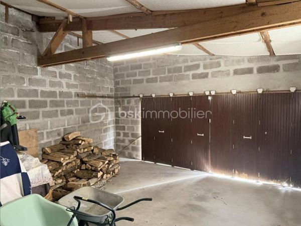 Située à Caen, rive gauche, à 700m des commerces du quartier de la Maladrerie ( boulangerie/boucherie/primeur/pharmacie/bar-tabac...) , à proximité immédiate des grands axes routiers et des transports en commun (tramway en cours) , des écoles et des grandes surfaces, cette grande maison parfaitement agencée, de 133 m2 habitables dispose encore d'un FORT POTENTIEL d'agrandissement grâce à ses combles partiellement aménagés ( Fenêtre, plancher, électricité) d'une superficie de 30m2 au sol. 

Dès l'entrée vous serez séduits par ce grand espace bénéficiant d'un beau volume et de son escalier de belle qualité. La pièce à vivre de plus de 30m2 avec sa cheminée en pierre offre également un bel espace fonctionnel. La cuisine dînatoire quant à elle, s'ouvre sur l'extérieur, sur le salon/salle à manger et  sur l'entrée pour plus de commodités. Une ouverture entre la pièce à vivre et la cuisine demeure tout à fait envisageable (cloison). 
Un couloir dessert également une chambre ouvrant sur l'extérieur, une salle d'eau récemment refaite, équipée d'une fenêtre et d'une VMC ainsi que des WC indépendants. 
Attenant au salon/salle à manger mais disposant de sa propre porte d'entrée, un espace complémentaire composé de trois autres pièces pour une superficie totale de 31m2 auxquelles s'ajoutent des combles partiellement aménagés , permet d'envisager la création d'un logement indépendant ou d'en faire un cabinet professionnel. 

A l'étage un couloir en mezzanine dessert 2 grandes chambres , une salle d'eau et des WC indépendants. 

En extérieur, vous pourrez profiter d'un jardin clos, tout autour de la maison, d'une terrasse, de deux grands garages (possibilité camping-car) et d'un atelier. 

L'ensemble est érigé sur une parcelle de 800m2 environ. Le stationnement peut s'effectuer sur la parcelle pour au moins 3 véhicules. 
Chauffage électrique et cheminée avec insert. 

Les atouts : 
- Vie de PLAIN-PIED
- Fort potentiel 
- Jardin tout autour de la maison
- Proximité des commodités 
- Maison parfaitement entretenue 
- Vide sanitaire
- Couverture en tuiles de Bavent /Charpente traditionnelle

Lien vers la visite virtuelle disponible.

Quelques aménagements virtuels ont été réalisés afin de vous aider à mieux vous projeter. Ils sont pensés au plus proche de la réalité et des contraintes existantes mais ils demeurent NON CONTRACTUELS.