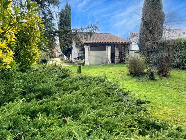 A VENDRE CENTRE MATHA MAISON EN PIERRE AVEC TERRAIN CLOS ET GARAGE