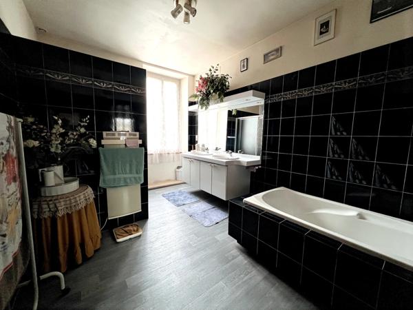 A VENDRE CENTRE MATHA MAISON EN PIERRE AVEC TERRAIN CLOS ET GARAGE