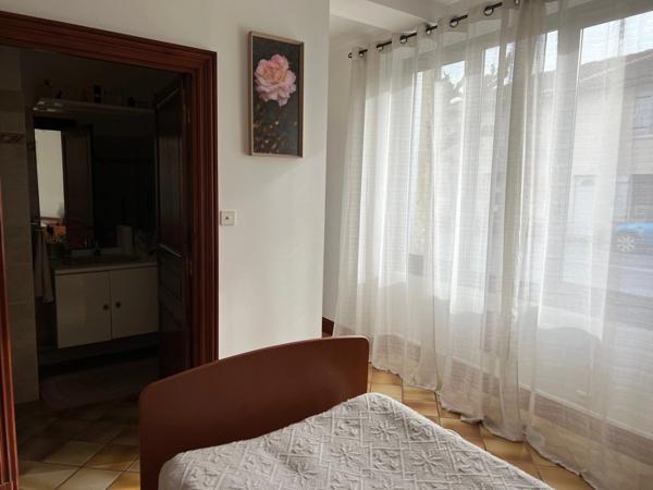 A VENDRE CENTRE MATHA MAISON EN PIERRE AVEC TERRAIN CLOS ET GARAGE