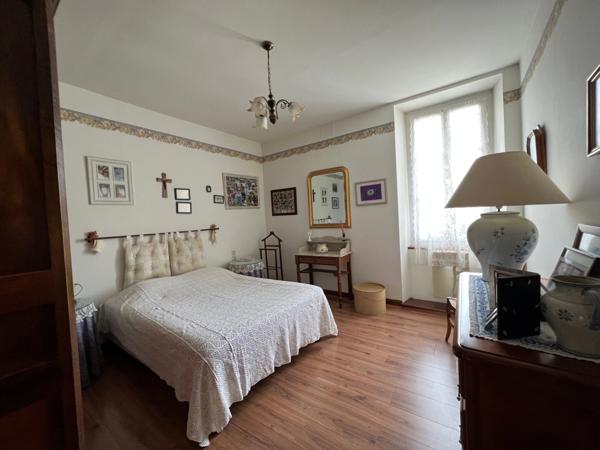 A VENDRE CENTRE MATHA MAISON EN PIERRE AVEC TERRAIN CLOS ET GARAGE