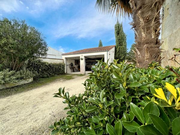 A VENDRE CENTRE MATHA MAISON EN PIERRE AVEC TERRAIN CLOS ET GARAGE