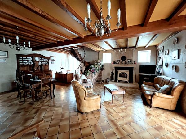 A VENDRE CENTRE MATHA MAISON EN PIERRE AVEC TERRAIN CLOS ET GARAGE