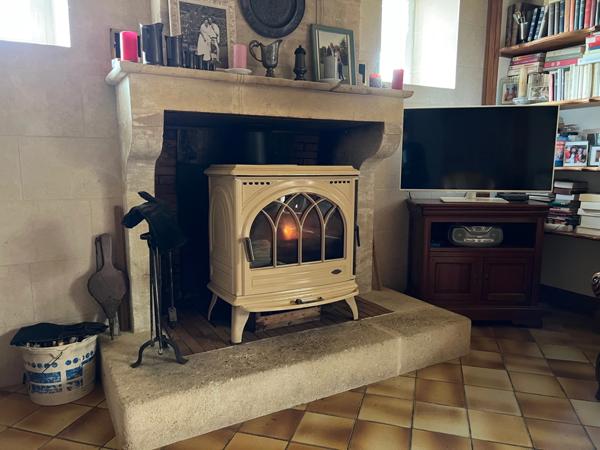 A VENDRE CENTRE MATHA MAISON EN PIERRE AVEC TERRAIN CLOS ET GARAGE