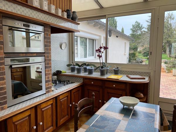 A VENDRE CENTRE MATHA MAISON EN PIERRE AVEC TERRAIN CLOS ET GARAGE