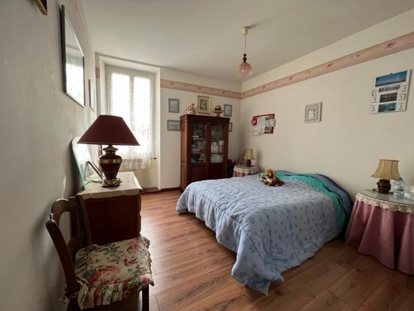 A VENDRE CENTRE MATHA MAISON EN PIERRE AVEC TERRAIN CLOS ET GARAGE