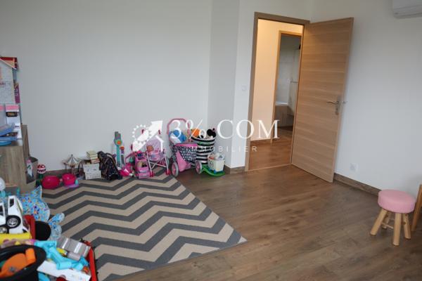 Maison
                                                                                                                                                                                                                                                                                                                        5 pièce(s)                                                                                                                                                                                                          4 chambre(s)                                                                                                                                                                                                          175  m²