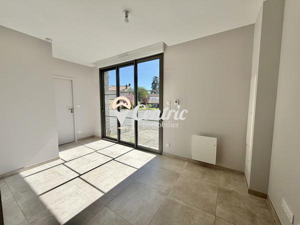 Logement neuf de plain-pied bénéficiant d’un extérieur privatif et d’une place de stationnement.