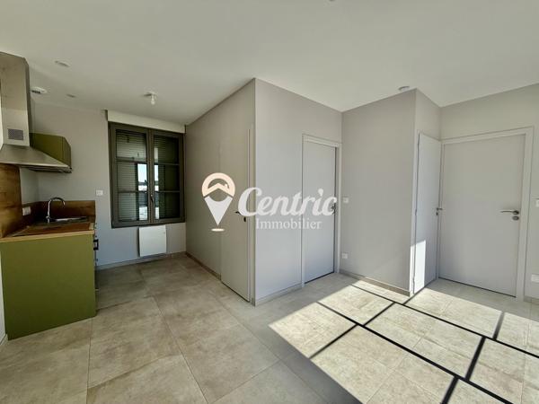 Logement neuf de plain-pied bénéficiant d’un extérieur privatif et d’une place de stationnement.