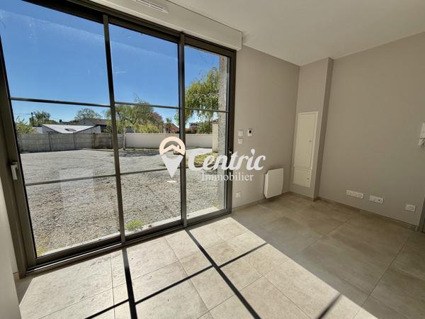 Logement neuf de plain-pied bénéficiant d’un extérieur privatif et d’une place de stationnement.