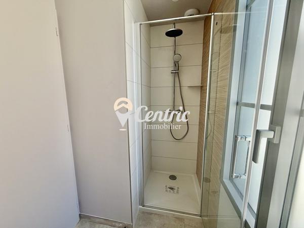 Logement neuf de plain-pied bénéficiant d’un extérieur privatif et d’une place de stationnement.