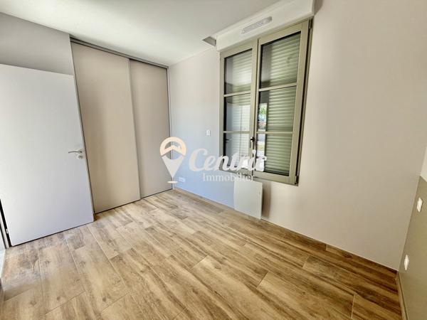 Logement neuf de plain-pied bénéficiant d’un extérieur privatif et d’une place de stationnement.