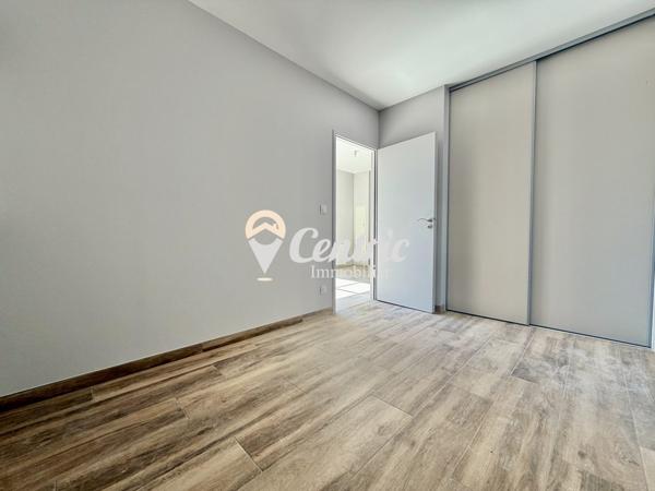 Logement neuf de plain-pied bénéficiant d’un extérieur privatif et d’une place de stationnement.