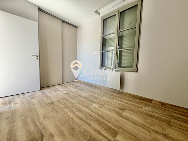 Logement neuf de plain-pied bénéficiant d’un extérieur privatif et d’une place de stationnement.