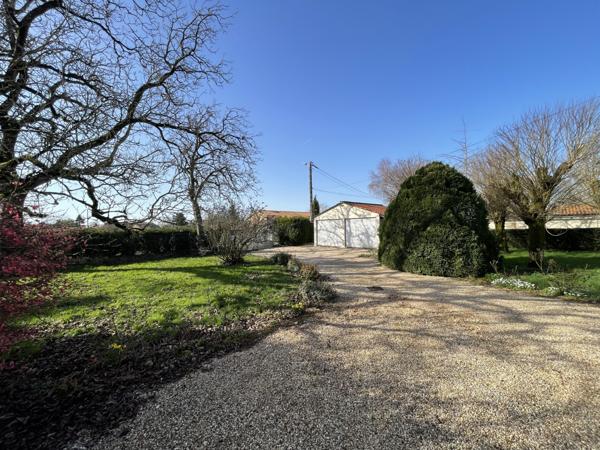 Bungalow with large landscaped garden in Saint Macoux