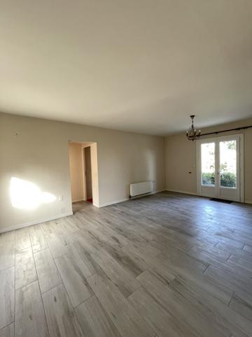 Bungalow with large landscaped garden in Saint Macoux