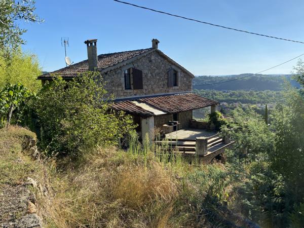 maison individuelle en pierre + terrasse + caves+ parking  privée et jardin