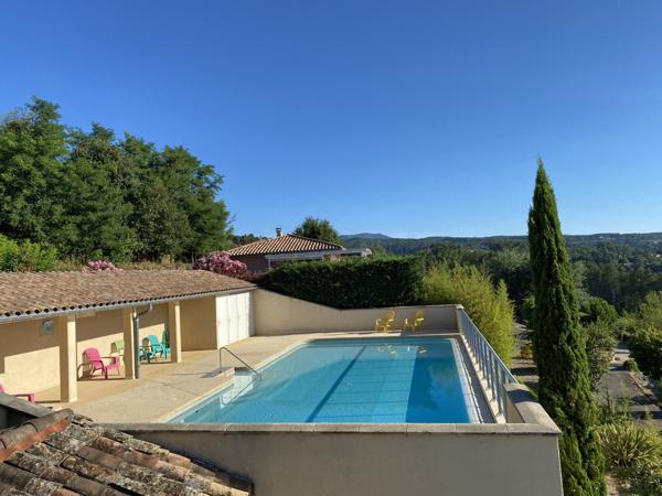 maison individuelle en pierre + terrasse + caves+ parking  privée et jardin