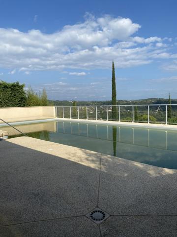 maison individuelle en pierre + terrasse + caves+ parking  privée et jardin