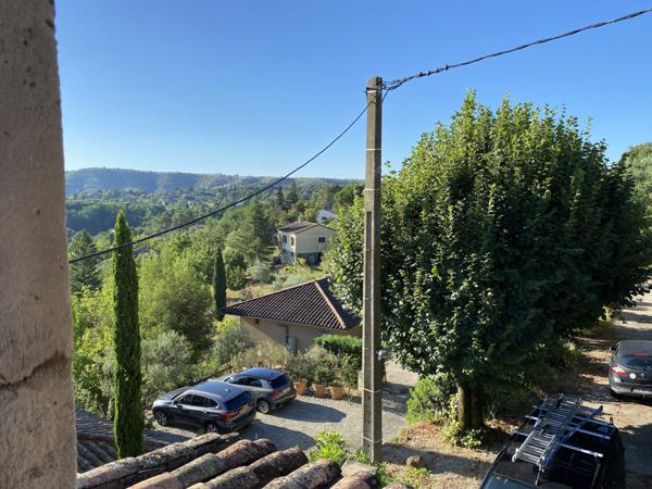 maison individuelle en pierre + terrasse + caves+ parking  privée et jardin