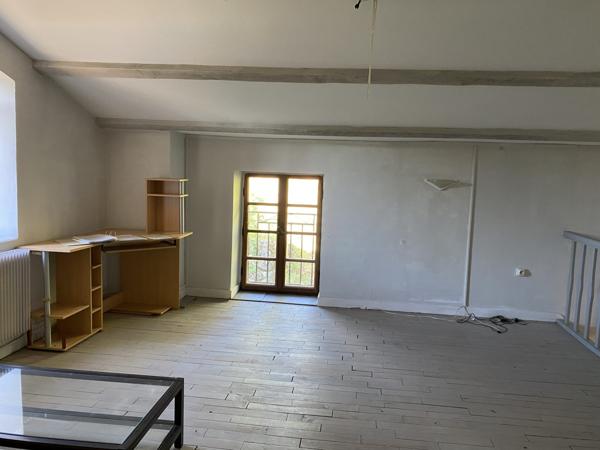 maison individuelle en pierre + terrasse + caves+ parking  privée et jardin