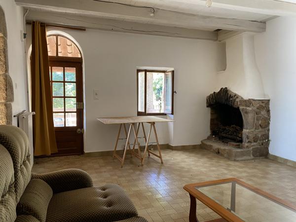 maison individuelle en pierre + terrasse + caves+ parking  privée et jardin