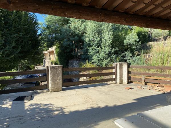 maison individuelle en pierre + terrasse + caves+ parking  privée et jardin