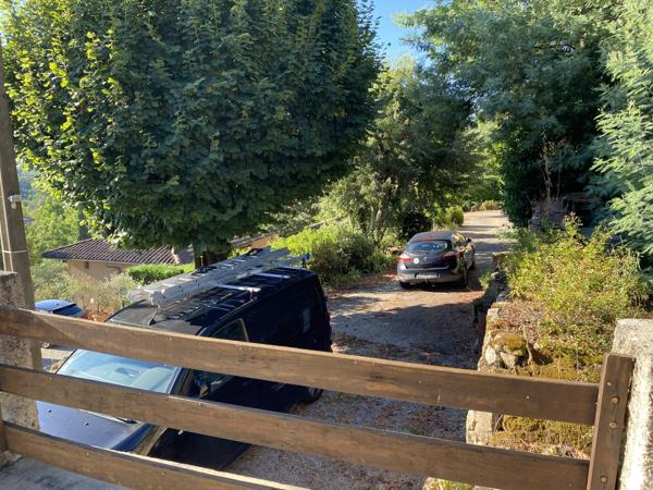 maison individuelle en pierre + terrasse + caves+ parking  privée et jardin