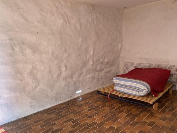 maison individuelle en pierre + terrasse + caves+ parking  privée et jardin