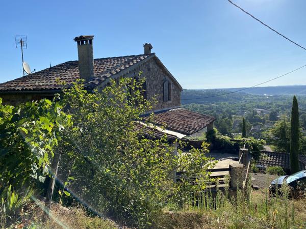 maison individuelle en pierre + terrasse + caves+ parking  privée et jardin