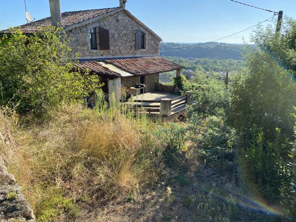 maison individuelle en pierre + terrasse + caves+ parking  privée et jardin