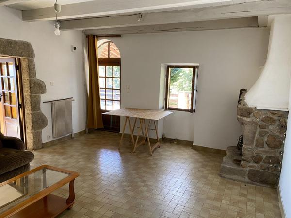 maison individuelle en pierre + terrasse + caves+ parking  privée et jardin