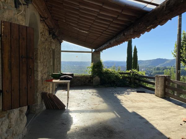 maison individuelle en pierre + terrasse + caves+ parking  privée et jardin