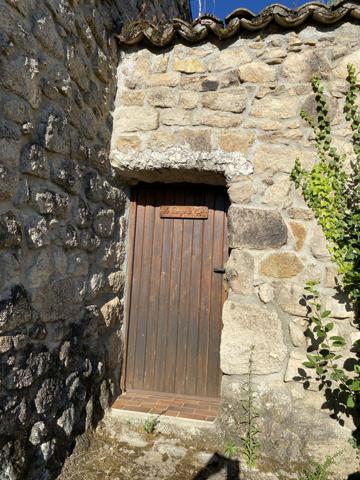 maison individuelle en pierre + terrasse + caves+ parking  privée et jardin