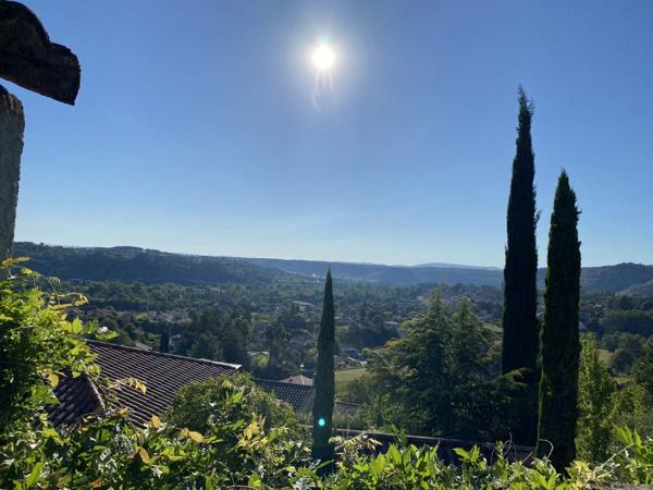 maison individuelle en pierre + terrasse + caves+ parking  privée et jardin